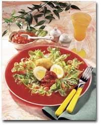 Frittierte Eier auf Salat