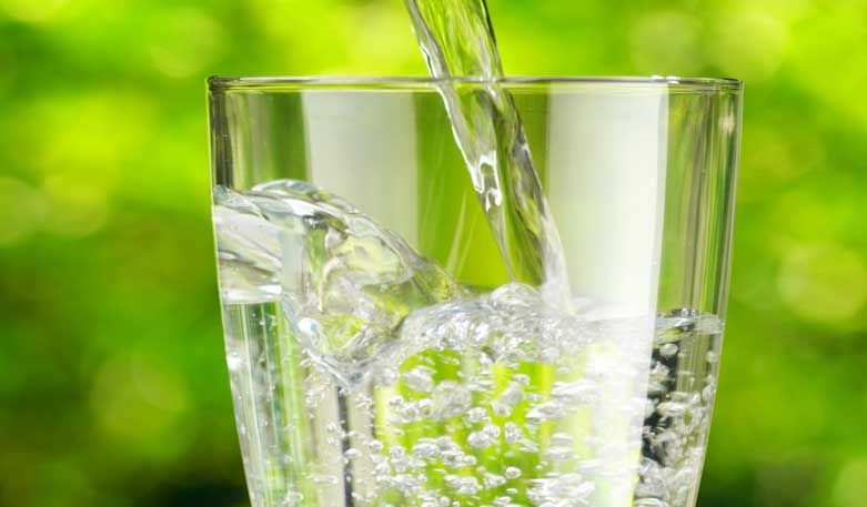Mineralwasser-ein natürlicher Mineralien-Mix